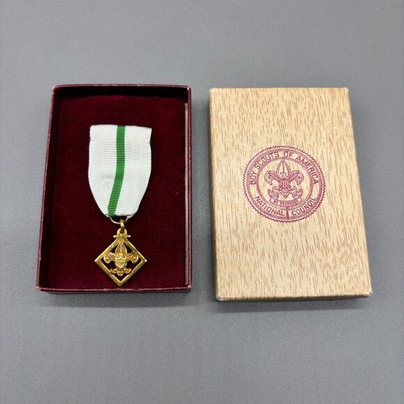 Vintage Boy Scouts of America Distinguished Service Award Medal 10K GF with Box - Picture 1 of 6